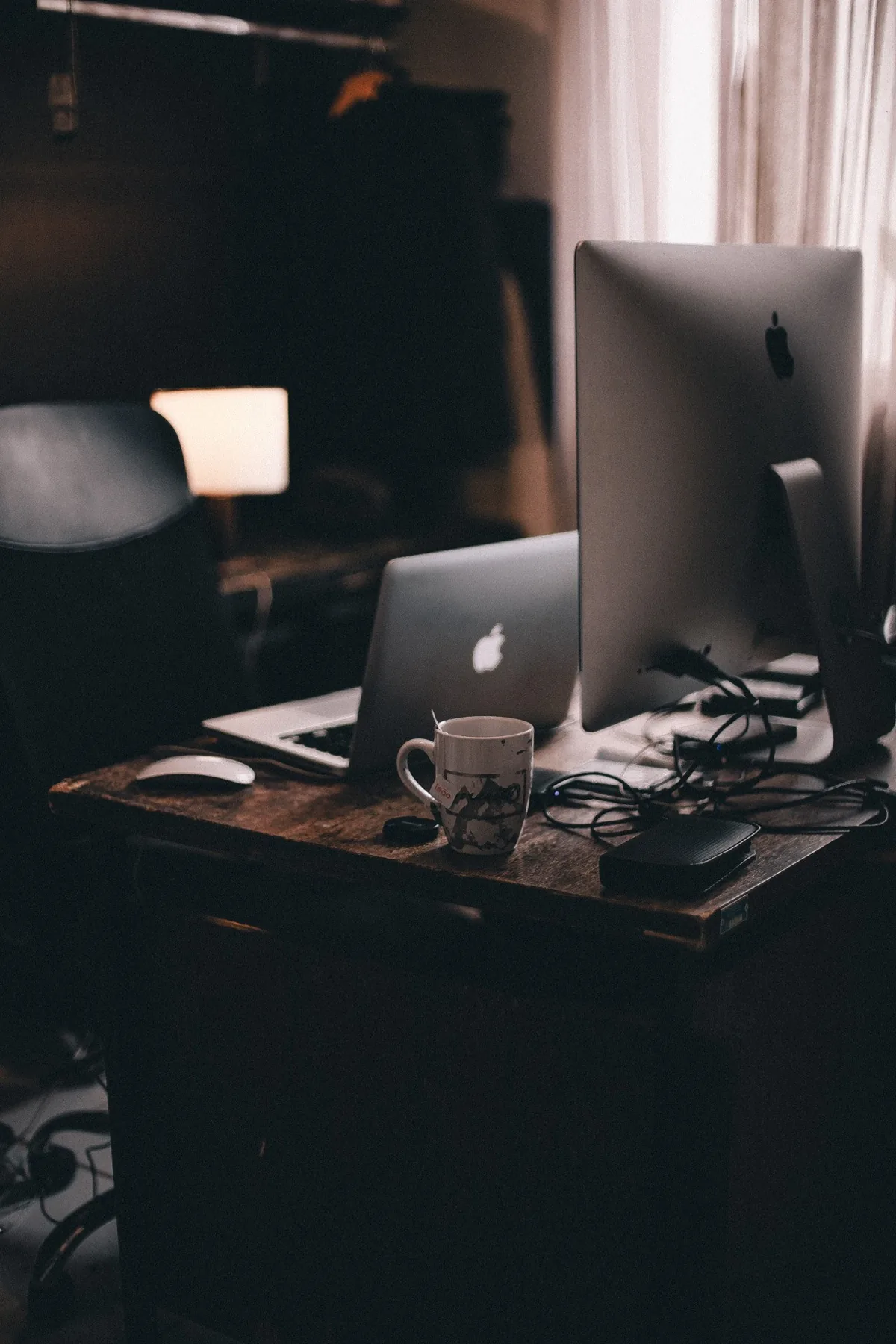 Ambiente de trabalho da Elefantte, com computadores, luz e objetos cotidianos